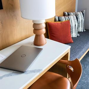 Zimmer mit Queensize-Bett für Gäste mit Behinderungen